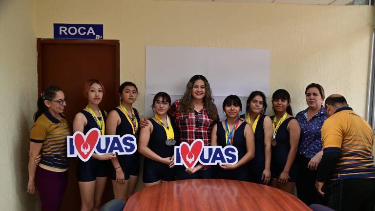 Las gimnastas lucen sus medallas.