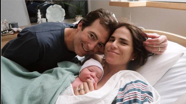 Karla Souza da la bienvenida a su pequeña Giulia.