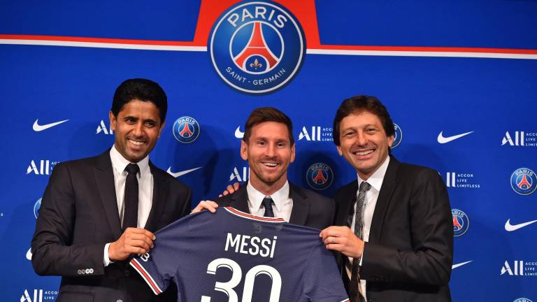 Lionel Messi recibe la camiseta con el número 30 que portará en el PSG.