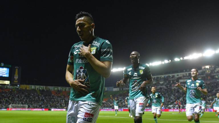 Ángel Mena festeja uno de sus goles.