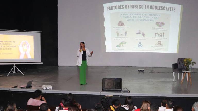 La charla se impartió en el Teatro Severiano Moreno y ante la presencia de estudiantes de secundaria, bachillerato y nivel superior de Escuinapa.