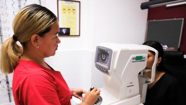 El DIF Mazatlán realiza chequeos visuales gratuitos y ofrece lentes a bajo costo para apoyar la salud visual de la población.