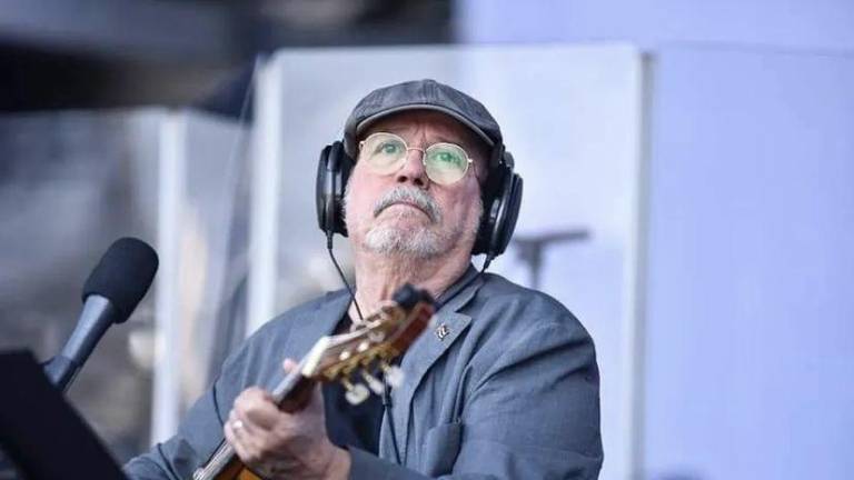 Silvio Rodríguez deleita a miles de personas en el Zócalo de la Ciudad de México.