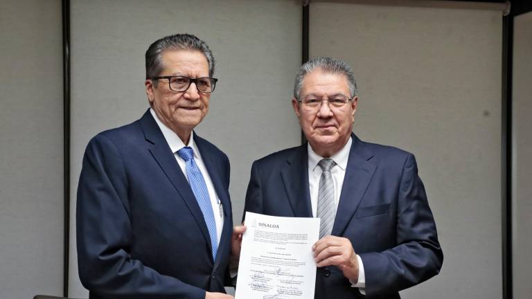 Feliciano Castro Meléndrez otorga el nombramiento a José Carlos Álvarez Ortega como nuevo Rector de la Universidad de la Policía en Sinaloa.