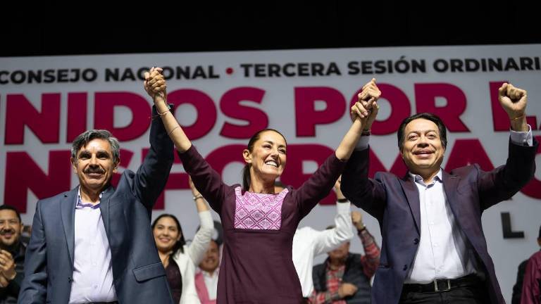 Claudia Sheinbaum recibe la constancia que la acredita como virtual candidata presidencial.