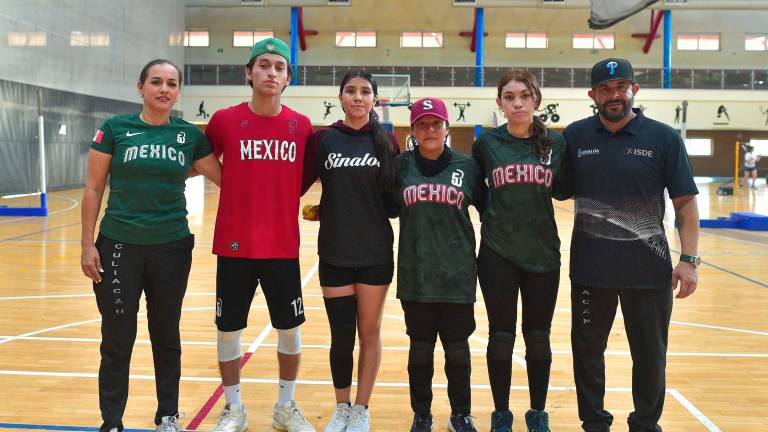 Los sinaloenses que integran la selección mexicana, junto a la coach y el mánager.