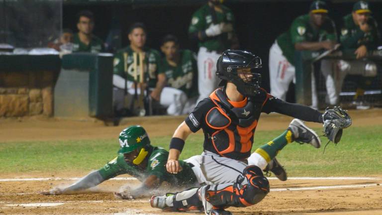 Josuan Hernández es safe en home.