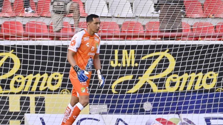 Rodolfo Cota tiene una desafortunada jugada.