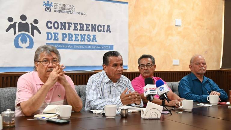 Saturnino Mascareño e integrantes anunciaron la creación de la Comunidad de Jubilados Universitarios A.C., que busca defender los derechos de más de 6 mil jubilados de la UAS.