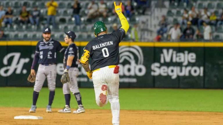 Wladimir Balentien recorre las bases tras conectar cuadrangular para Cañeros.