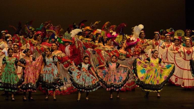 Danzas de tambora ofrecieron agrupaciones durante el FestiFolk.