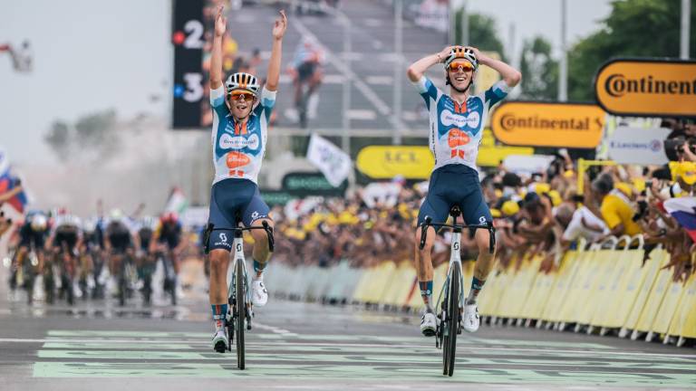 Los corredores de Team dsm-firmenich PostNL celebran el 1-2.