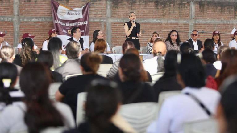 En la secundaria “Leyes de Reforma”, el Gobierno de Mazatlán inició con la entrega de las becas Rita Cetina.