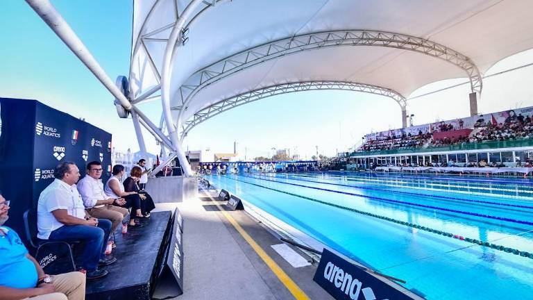 Autoridades municipales y de natación encabezan la ceremonia inaugural.
