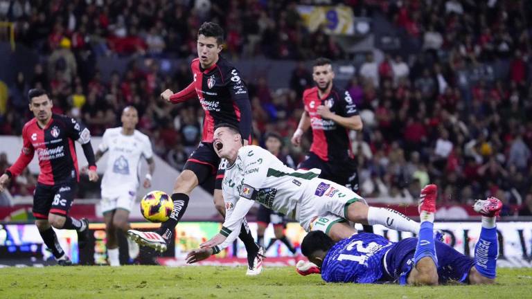 James Rodríguez es derribado por Camilo Vargas para que se marque penal.