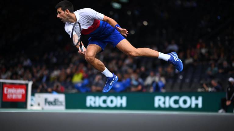 Novak Djokovic está recluido en un hotel en Melbourne.