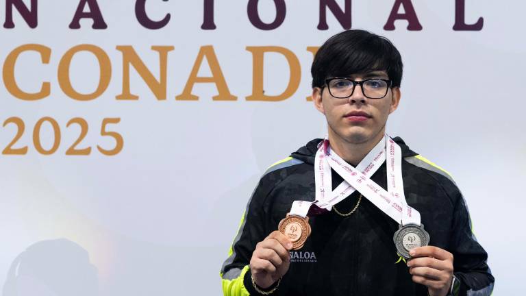 Juan Isaías Hernández luce su par de preseas.