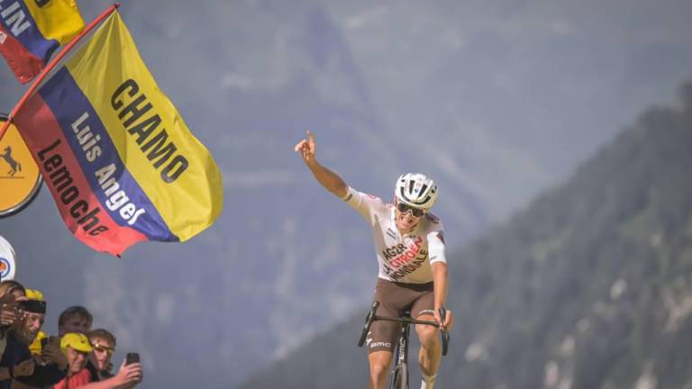 Felix Gall cruza la línea de meta de la 17ª etapa del Tour de Francia.