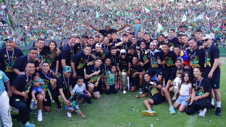 Jugadores y cuerpo técnico del Club León, muestran el trofeo a sus aficionados, que prácticamente llenaron el Estadio León.