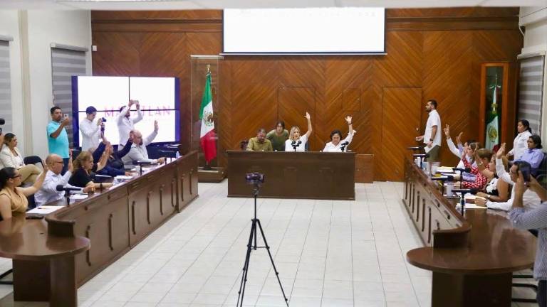 En el Cabildo de Mazatlán se planteó la urgencia de rehabilitar los monumentos.