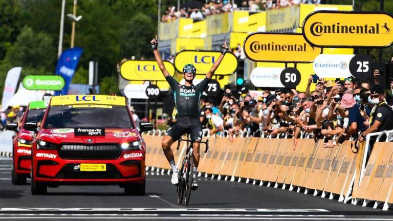 Nils Politt celebra su triunfo.
