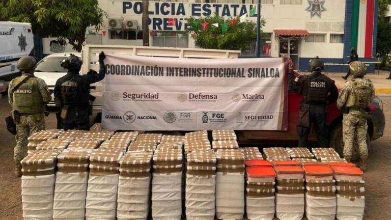 Una camioneta con droga fue localizada tras una persecución en El Carrizal, Culiacán.
