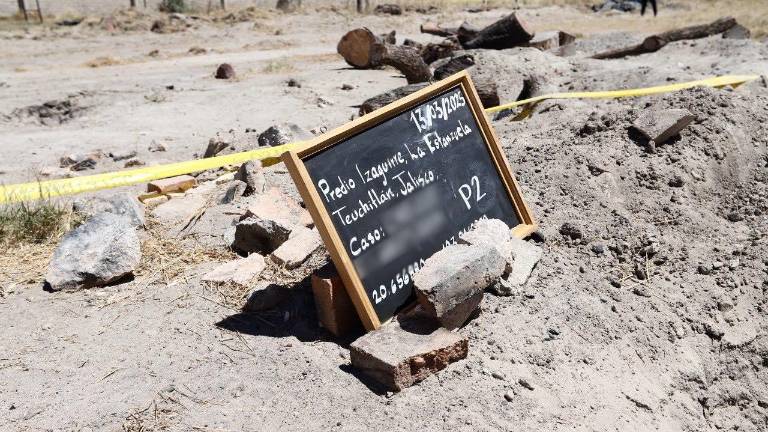 En el rancho Izaguirre, en la comunidad de La Estanzuela, fueron hallados fragmentos de restos óseos y más de 1,300 indicios. La fiscalía de Jalisco realizó trabajos periciales en el lugar el pasado 13 de marzo.