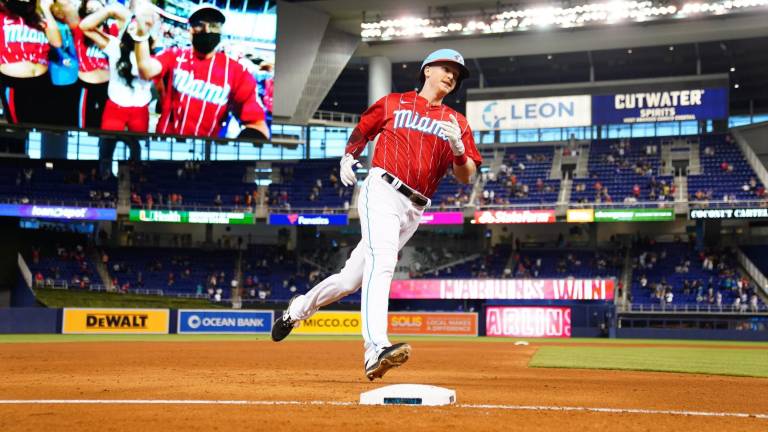 Garrett Cooper pasa por la tercera base tras dar el jonrón que le dio el triunfo a los Marlins.