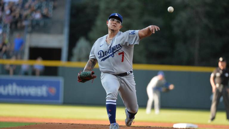 Julio Urías lanza siete sólidas entradas.