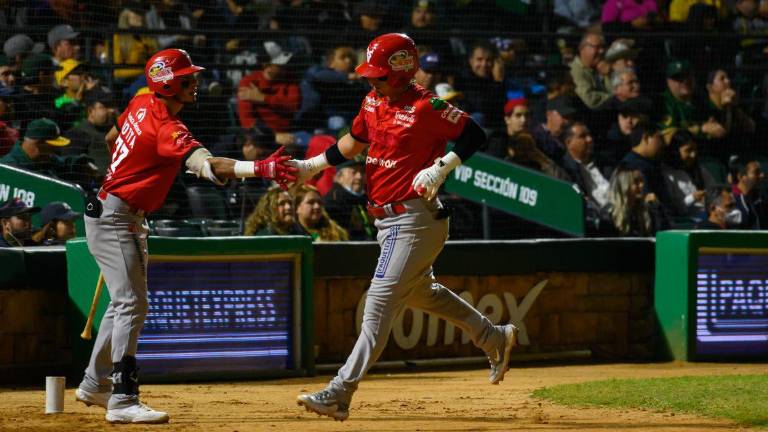 Ítalo Motta recibe a Daniel Castro.