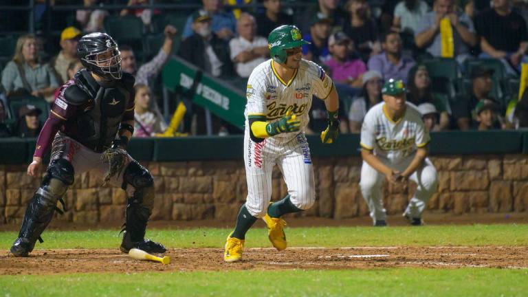 Édgar Robles batea imparable al derecho.