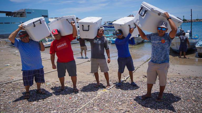 Pescadores de Mazatlán recibieron hieleras como parte del programa “Equipa Sinaloa”, impulsado por la Secretaría de Economía.