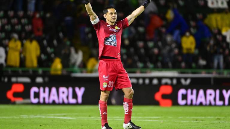 El portero mazatleco Rodolfo Cota recibe el llamado.