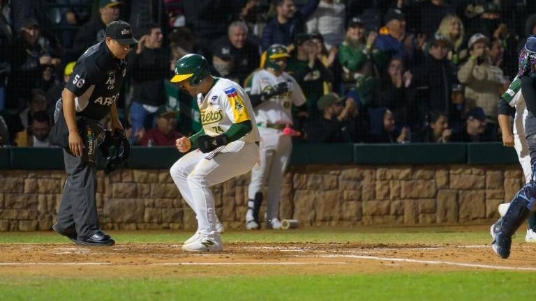 Isaac Rodríguez anota la carrera del triunfo de Cañeros.