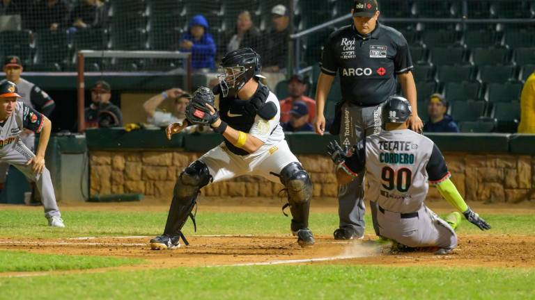Andretty Cordero es safe en home.