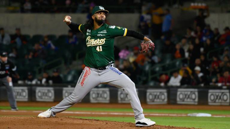 Rafael Pineda luce en la lomita.