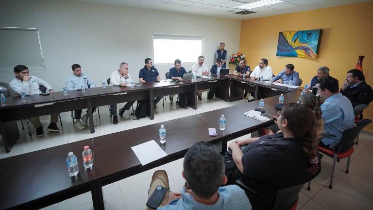 Ricardo Velarde, Secretario de Economía de Sinaloa, sostuvo una reunión con productores de garbanzo y la comunidad portuaria en Mazatlán.