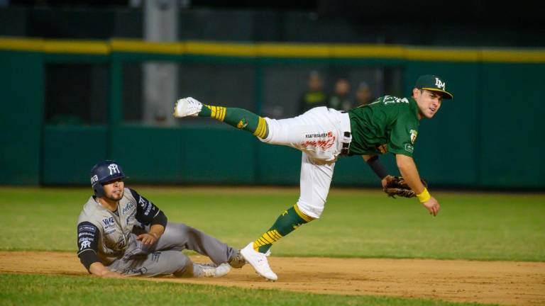 Alejo López realiza doble play.