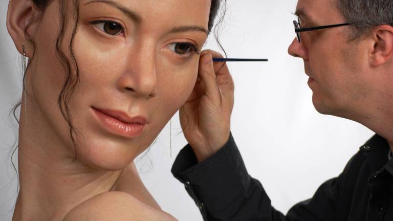 Ron Mueck, retocando un rostro (resina de poliéster con cabello real).