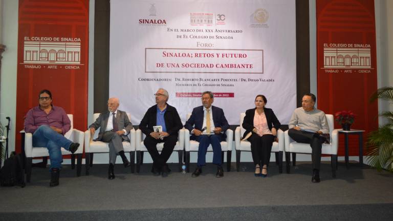 Juan Mendoza, Jaime Labastida, Enrique Patrón de Rueda, Élmer Mendoza, Leonor Quijada y Juan Avilés Ochoa participan en la mesa.