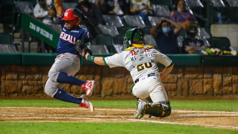 Leandro Castro es safe en home.