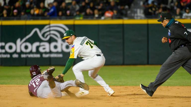 Luis Verdugo, quien aquí llega a la intermedia, anotó la carrera de la diferencia para Tomateros.