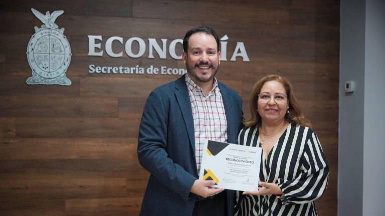 El Secretario de Economía, Ricardo Velarde, entregó los reconocimientos a los participantes del taller sobre patentes en Culiacán.