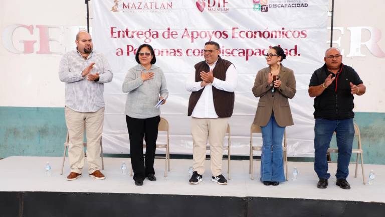 El DIF Mazatlán y el Gobierno Municipal entregan apoyos a personas con discapacidad.