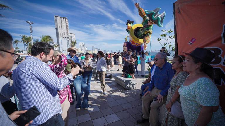 Recorre Rocha Moya el malecón de Mazatlán