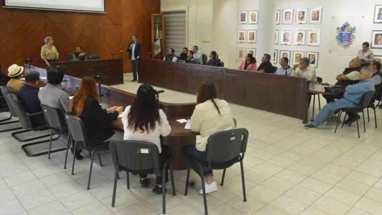 Reunión encabezada por el Secretario del Ayuntamiento, Moisés Ríos Pérez, con los diferentes enlaces municipales, para avanzar en la elaboración del documento rector de Gobierno de Mazatlán.