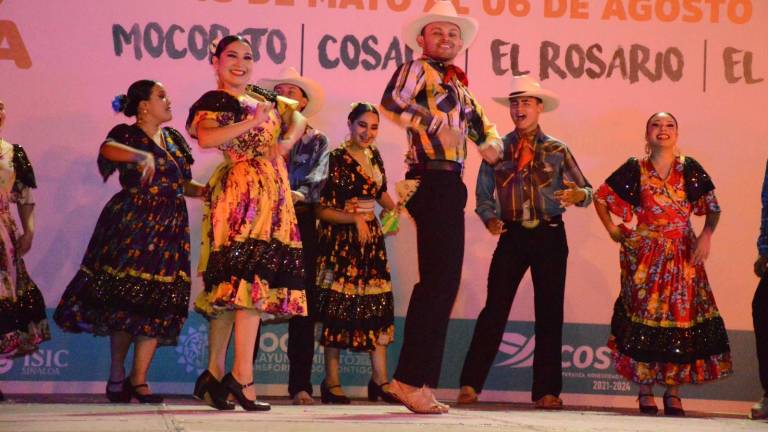 Compañía Folclórica Sinaloense durante la fiesta cultural.
