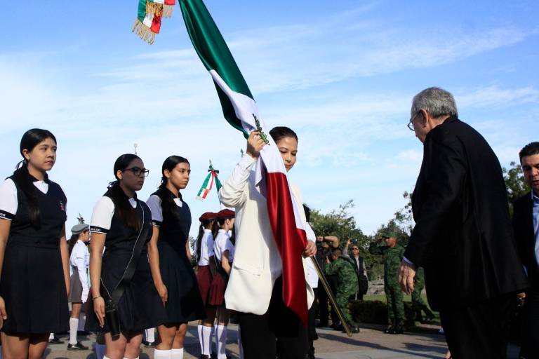 Conmemoran con abanderamiento de escoltas escolares en Culiacán