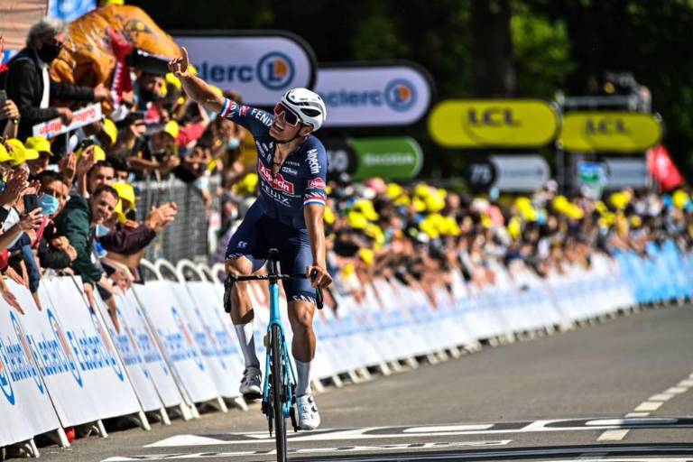 Exhibición de Van der Poel en segunda etapa que le vale el liderato del Tour de Francia