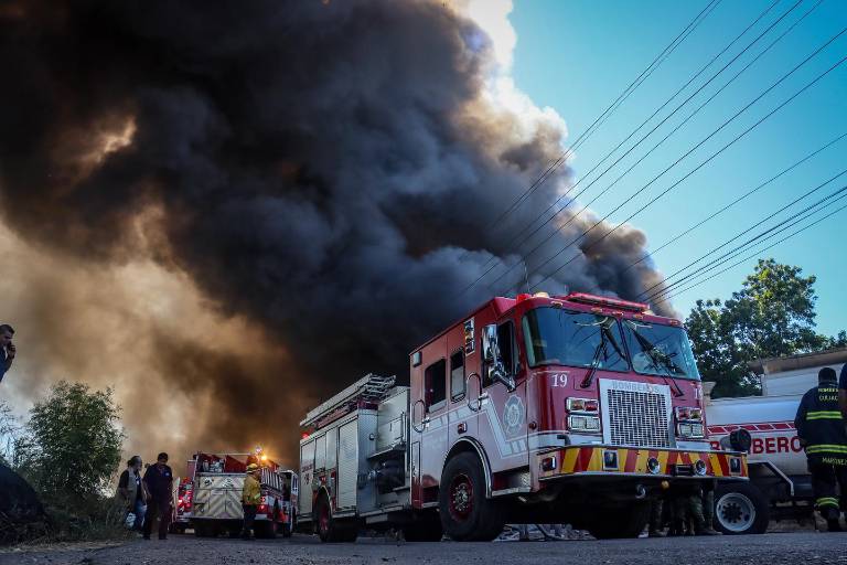 Incendio en depósito de tráileres ya fue controlado; se evacuaron a 130 personas: PC Estatal